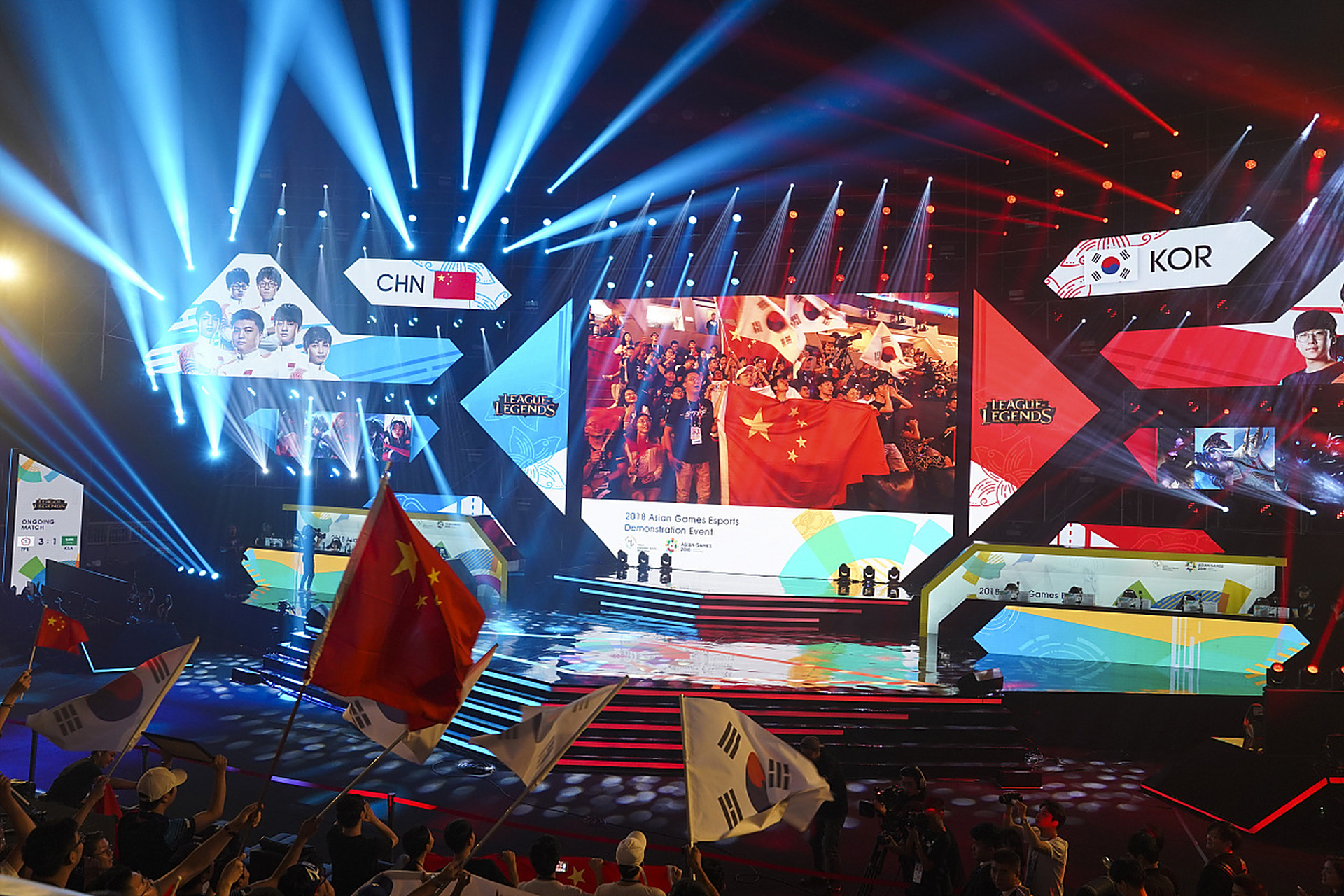 场面火爆!LPL观众席沸腾不已的简单介绍 场面火爆!LPL观众席沸腾不已的简单介绍